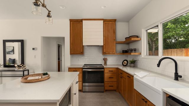 402 E Ash DR, Johnson City, TX 78636