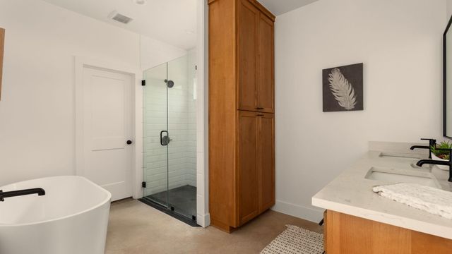 402 E Ash DR, Johnson City, TX 78636