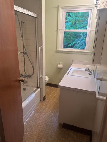 111 W Oak Street, Fruitport Vllg, MI 49415
