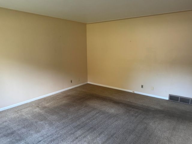 111 W Oak Street, Fruitport Vllg, MI 49415