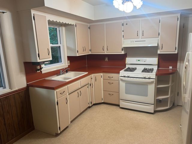 111 W Oak Street, Fruitport Vllg, MI 49415