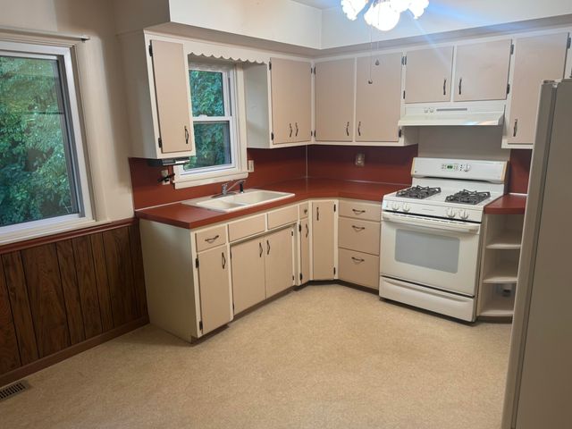 111 W Oak Street, Fruitport Vllg, MI 49415