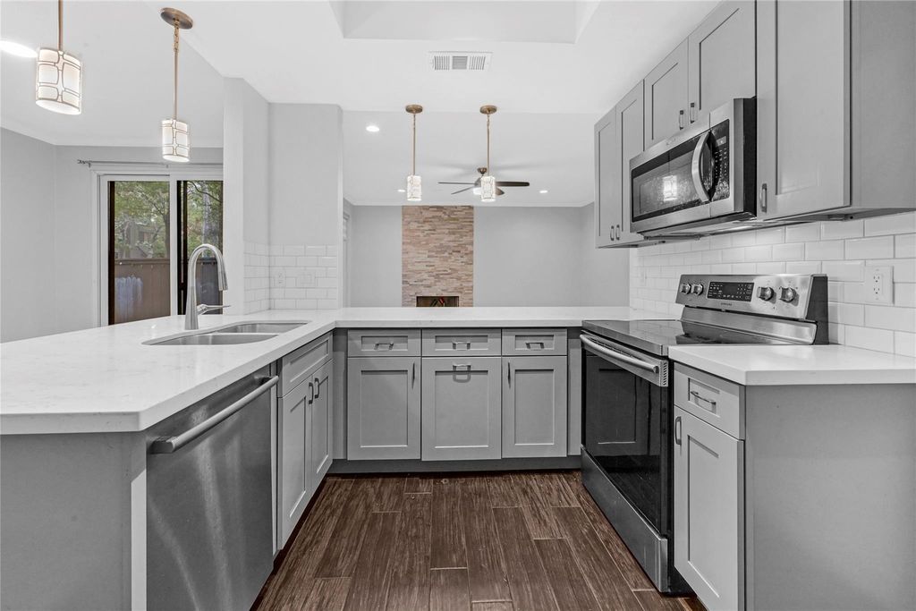 233 Litchfield Lane, Houston, TX 77024