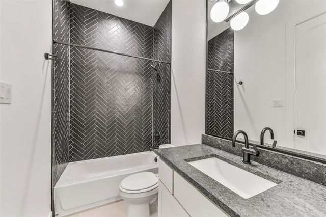 1902 Nantucket Drive, Houston, TX 77057