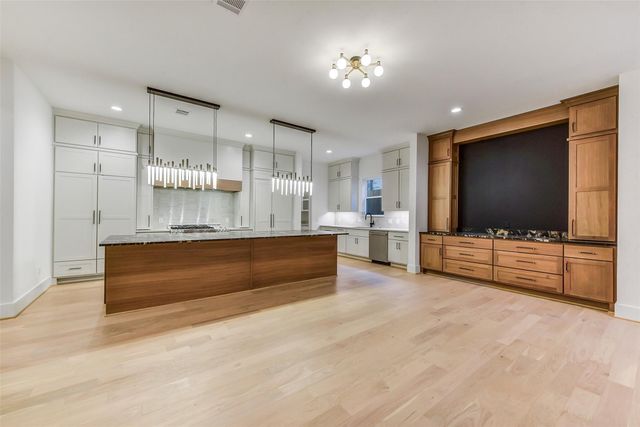 1902 Nantucket Drive, Houston, TX 77057