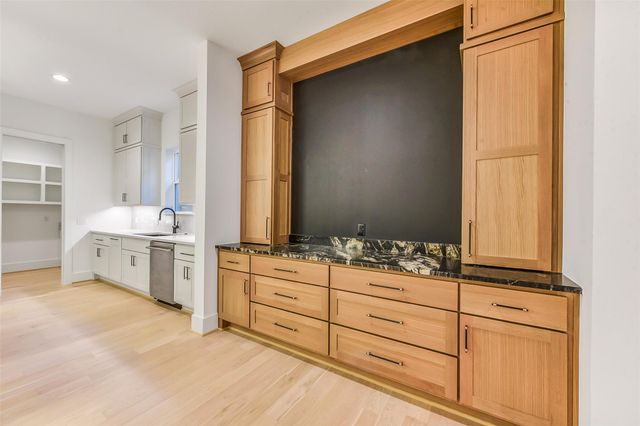 1902 Nantucket Drive, Houston, TX 77057