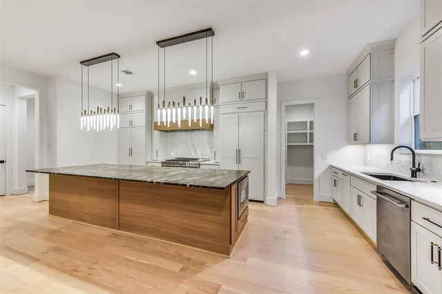 1902 Nantucket Drive, Houston, TX 77057