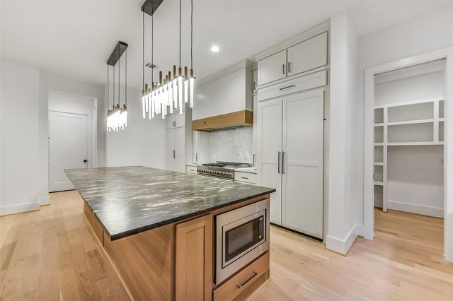 1902 Nantucket Drive, Houston, TX 77057