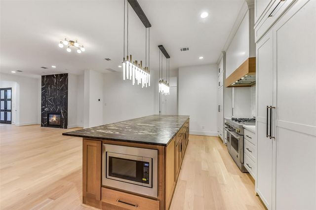 1902 Nantucket Drive, Houston, TX 77057