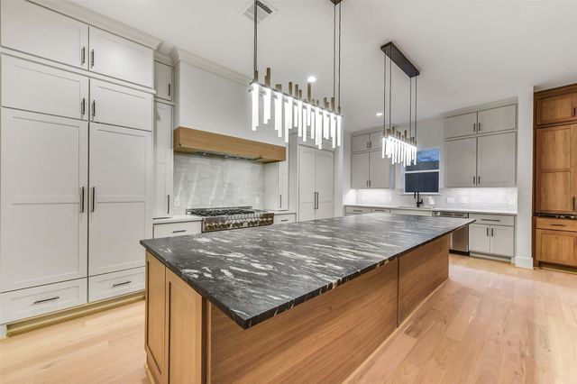 1902 Nantucket Drive, Houston, TX 77057