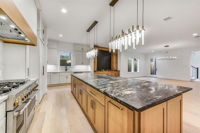 1902 Nantucket Drive, Houston, TX 77057