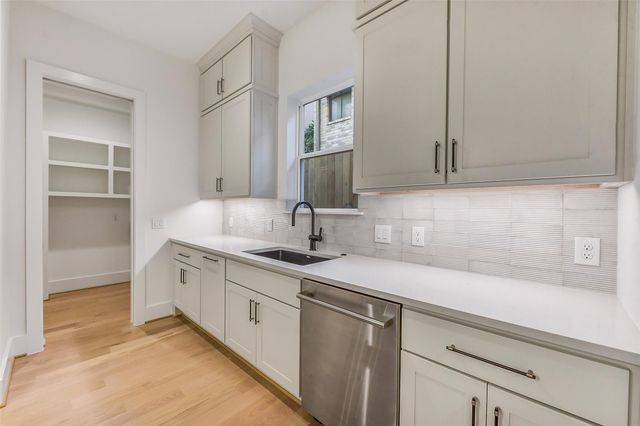 1902 Nantucket Drive, Houston, TX 77057