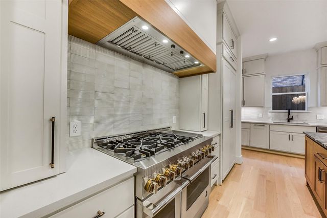 1902 Nantucket Drive, Houston, TX 77057