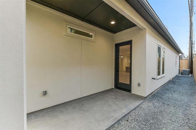 1902 Nantucket Drive, Houston, TX 77057