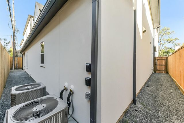 1902 Nantucket Drive, Houston, TX 77057