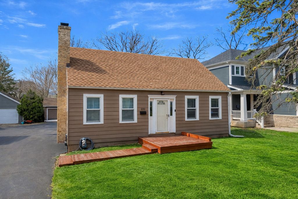 1032 Sheridan Avenue, Deerfield, IL 60015