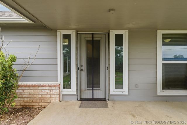 25406 S Valley Drive, Claremore, OK 74019