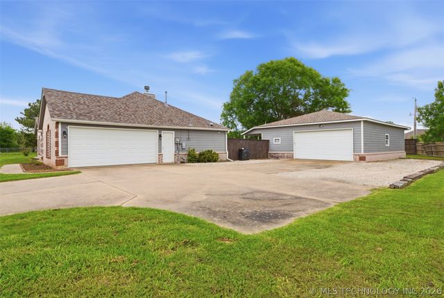 25406 S Valley Drive, Claremore, OK 74019