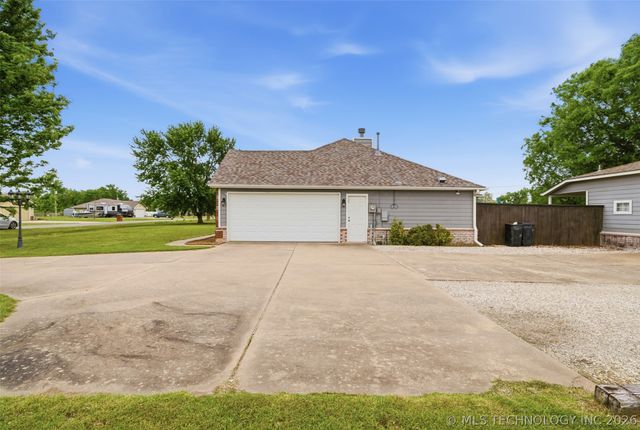 25406 S Valley Drive, Claremore, OK 74019