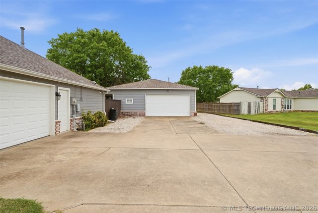 25406 S Valley Drive, Claremore, OK 74019
