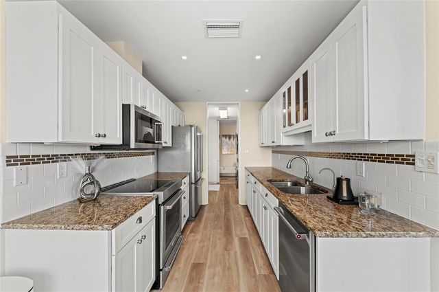 350 GOLDEN GATE POINT 61, Sarasota, FL 34236