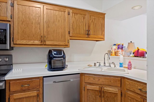 2419 Willowood DRIVE #B, Waukesha, WI 53188