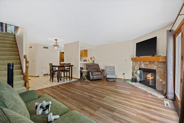 2419 Willowood DRIVE #B, Waukesha, WI 53188