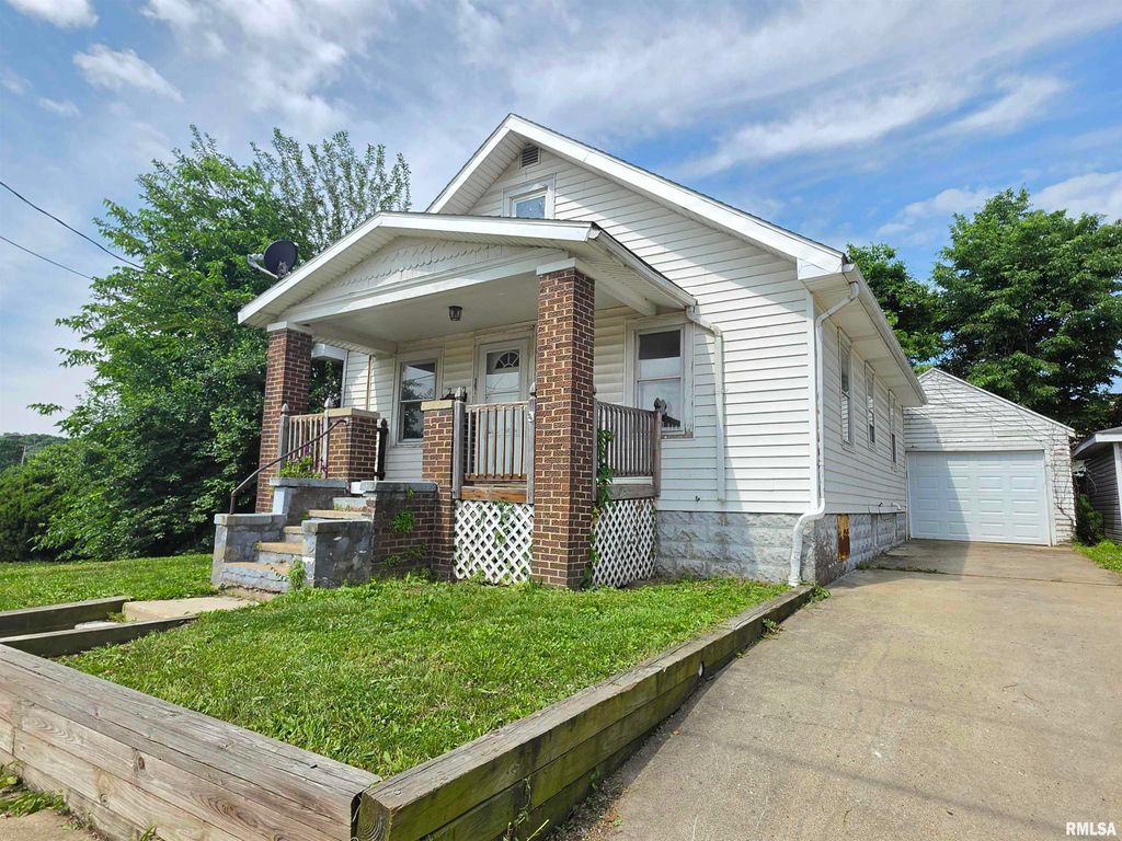 121 PERSHING Place, East Peoria, IL 61611