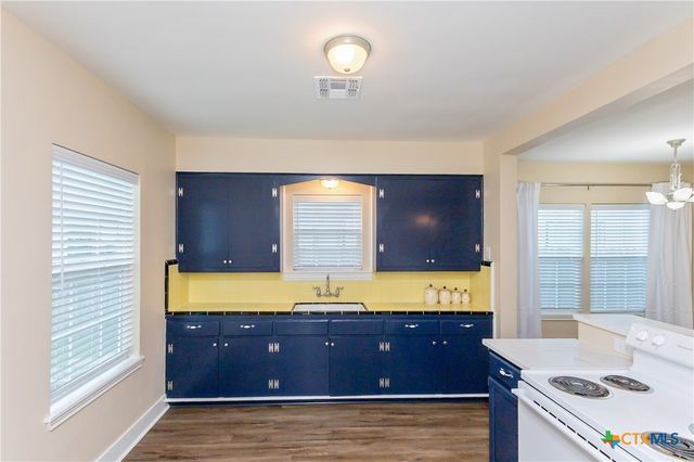 1903 E North Street, Victoria, TX 77901