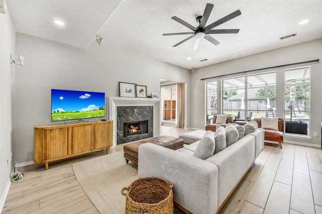 2864 Everett Drive, Friendswood, TX 77546