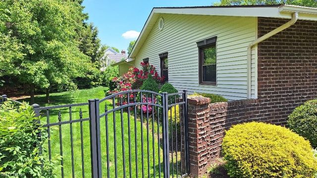 410 Breezewood Circle, Wadsworth, OH 44281