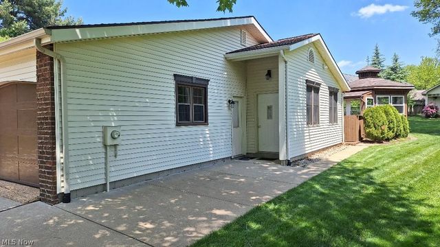 410 Breezewood Circle, Wadsworth, OH 44281