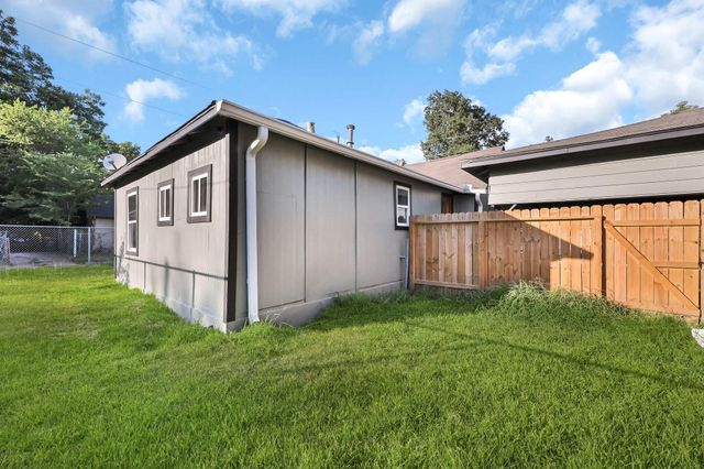 601 Booker Washington St, Conroe, TX 77301