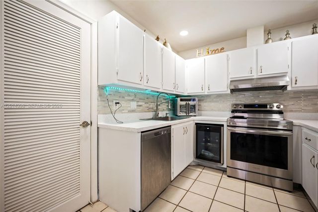 4582 Holly Lake Drive, Lake Worth, FL 33463