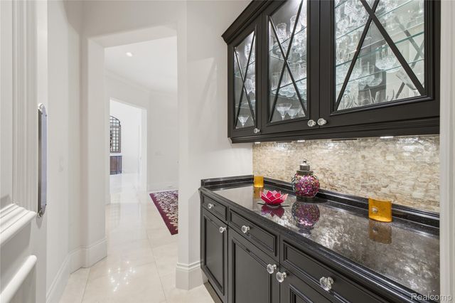 5230 Clarendon Crest Street, Bloomfield Hills, MI 48302