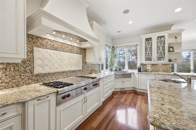 5230 Clarendon Crest Street, Bloomfield Hills, MI 48302