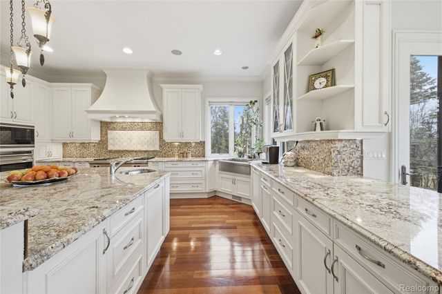 5230 Clarendon Crest Street, Bloomfield Hills, MI 48302