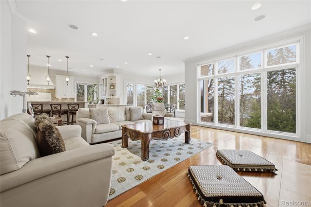 5230 Clarendon Crest Street, Bloomfield Hills, MI 48302