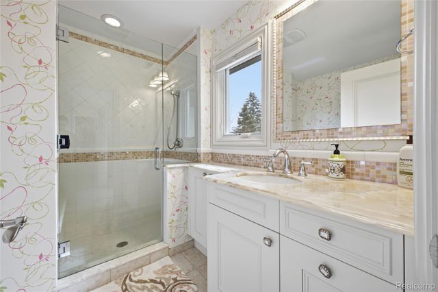 5230 Clarendon Crest Street, Bloomfield Hills, MI 48302