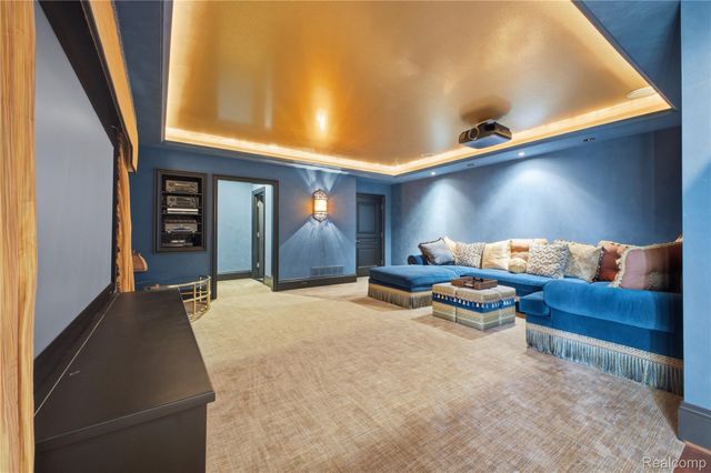 5230 Clarendon Crest Street, Bloomfield Hills, MI 48302