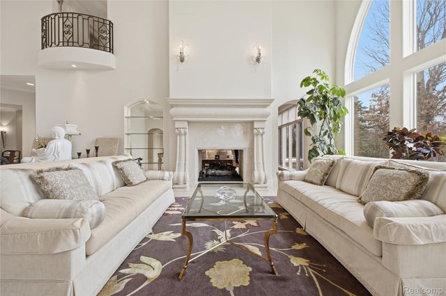5230 Clarendon Crest Street, Bloomfield Hills, MI 48302