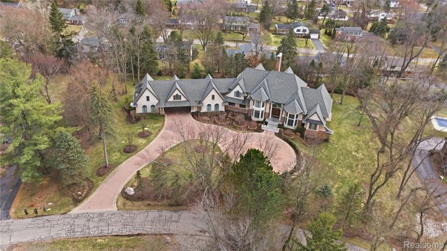 5230 Clarendon Crest Street, Bloomfield Hills, MI 48302