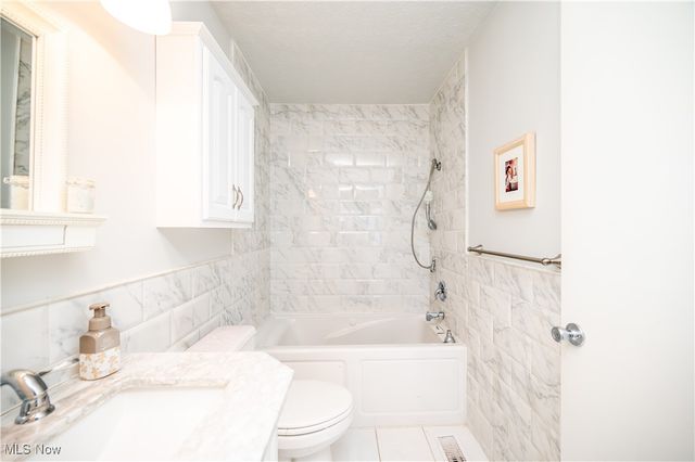 6942 Woodwalk Drive, Brecksville, OH 44141