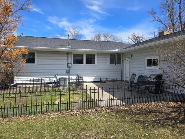 77 23rd Avenue N, Fargo, ND 58102