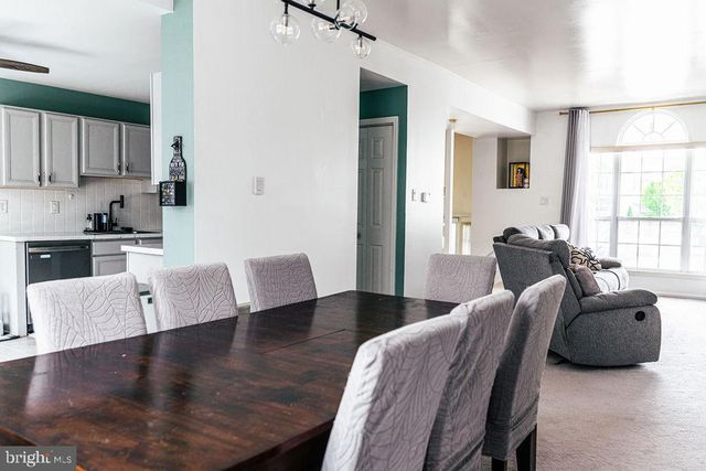 6707 CINNAMON DR, Philadelphia, PA 19128