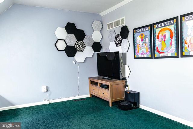 6707 CINNAMON DR, Philadelphia, PA 19128