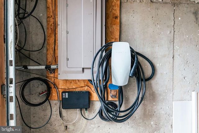 6707 CINNAMON DR, Philadelphia, PA 19128