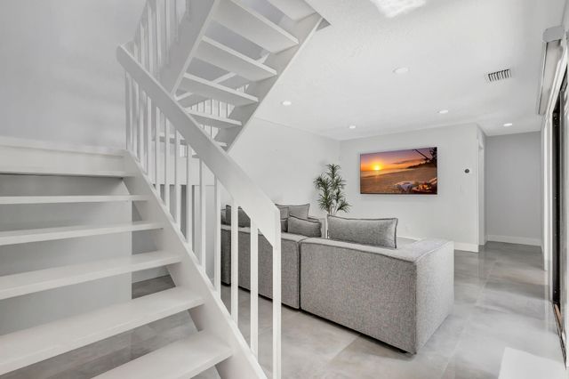 355 Prestwick Circle 4, Palm Beach Gardens, FL 33418