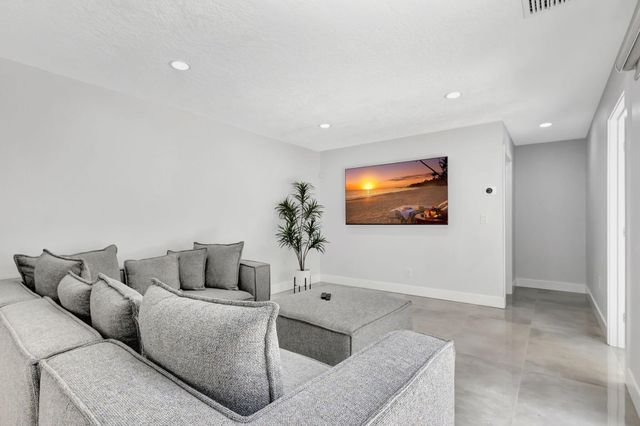 355 Prestwick Circle 4, Palm Beach Gardens, FL 33418