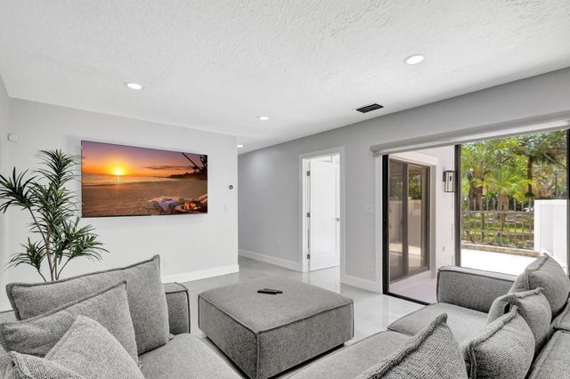 355 Prestwick Circle 4, Palm Beach Gardens, FL 33418